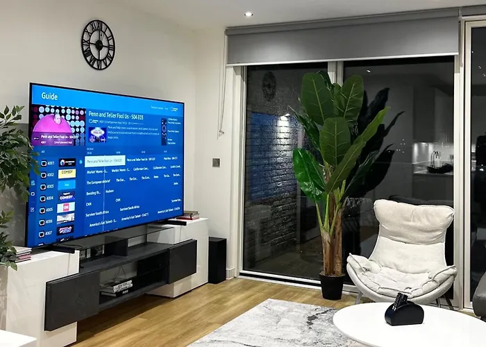 Beautiful 2-Bed High Rise Apartment In Royal Wharf