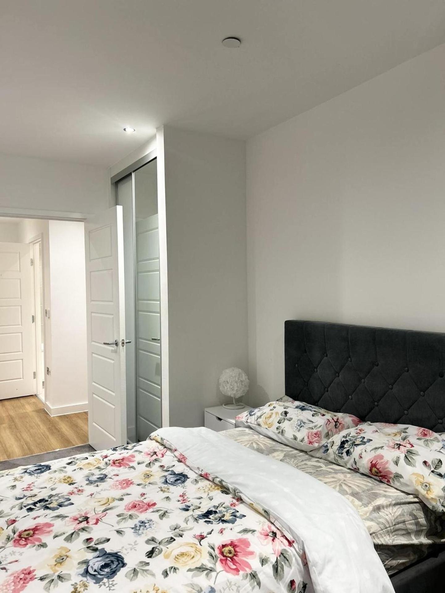 Beautiful 2-bed High Rise In Royal Wharf Apartament *