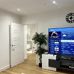 Beautiful 2-Bed High Rise Apartment In Royal Wharf