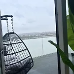Beautiful 2-Bed High Rise Apartment In Royal Wharf