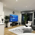 Beautiful 2-Bed High Rise Apartment In Royal Wharf