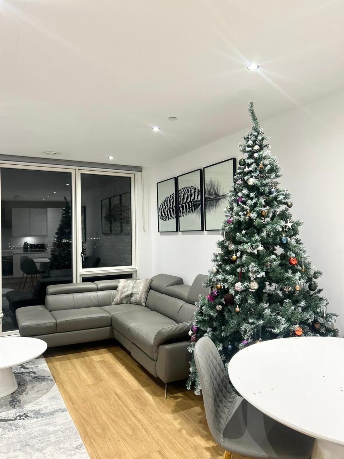 Beautiful 2-bed High Rise In Royal Wharf * Londra