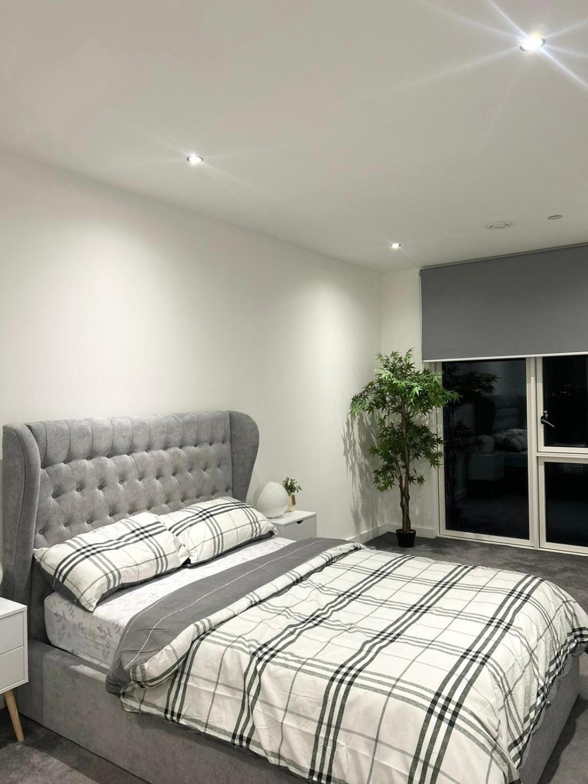 Beautiful 2-bed High Rise In Royal Wharf