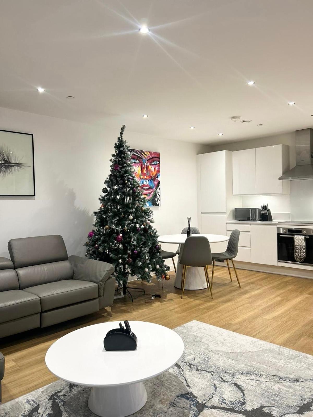 Beautiful 2-bed High Rise In Royal Wharf * Londra