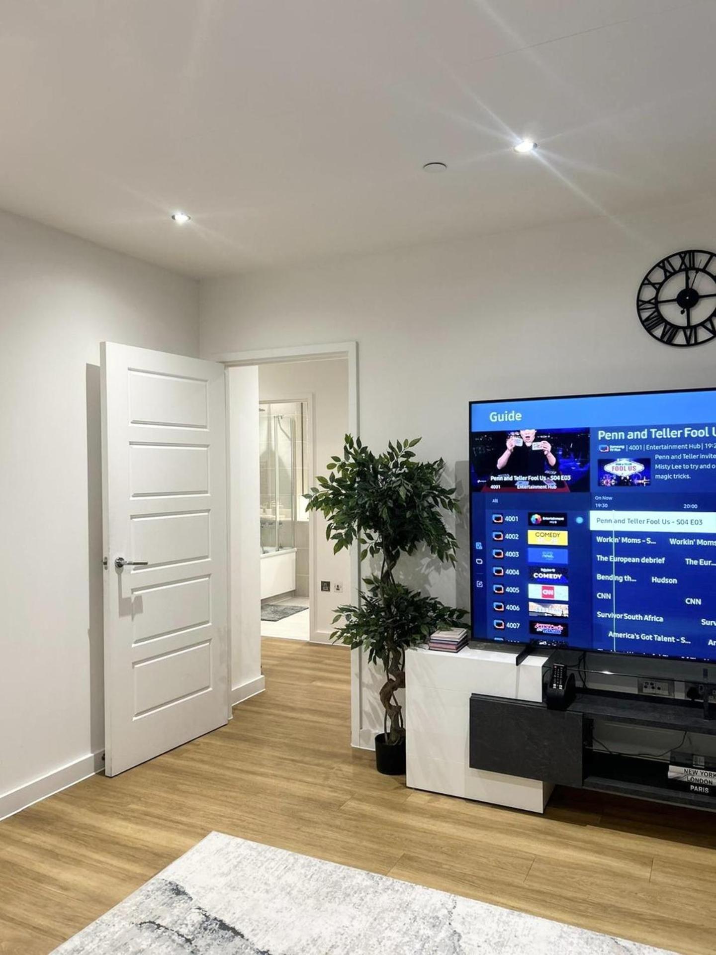 Beautiful 2-bed High Rise In Royal Wharf Londra
