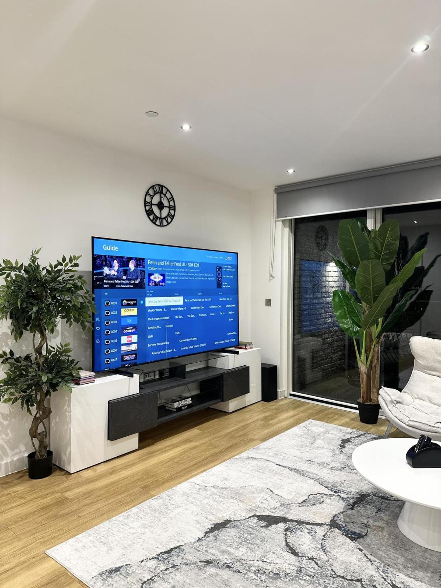 Beautiful 2-bed High Rise In Royal Wharf Appartamento *