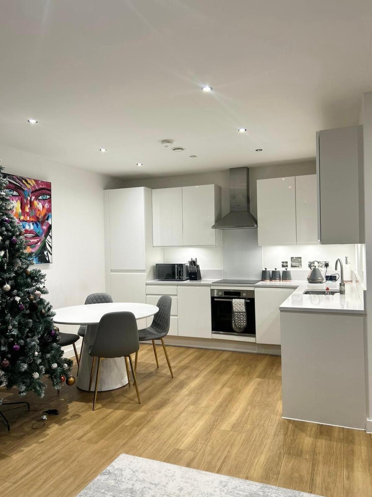 Beautiful 2-bed High Rise In Royal Wharf Appartamento Londra