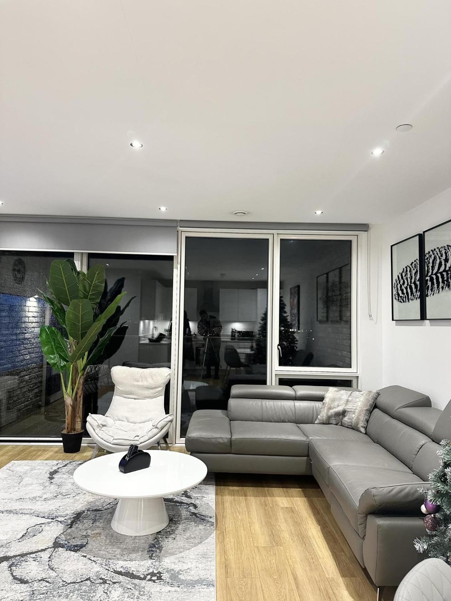 Beautiful 2-bed High Rise In Royal Wharf *