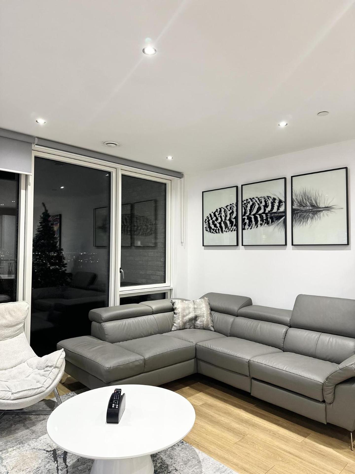 Beautiful 2-bed High Rise In Royal Wharf Appartamento