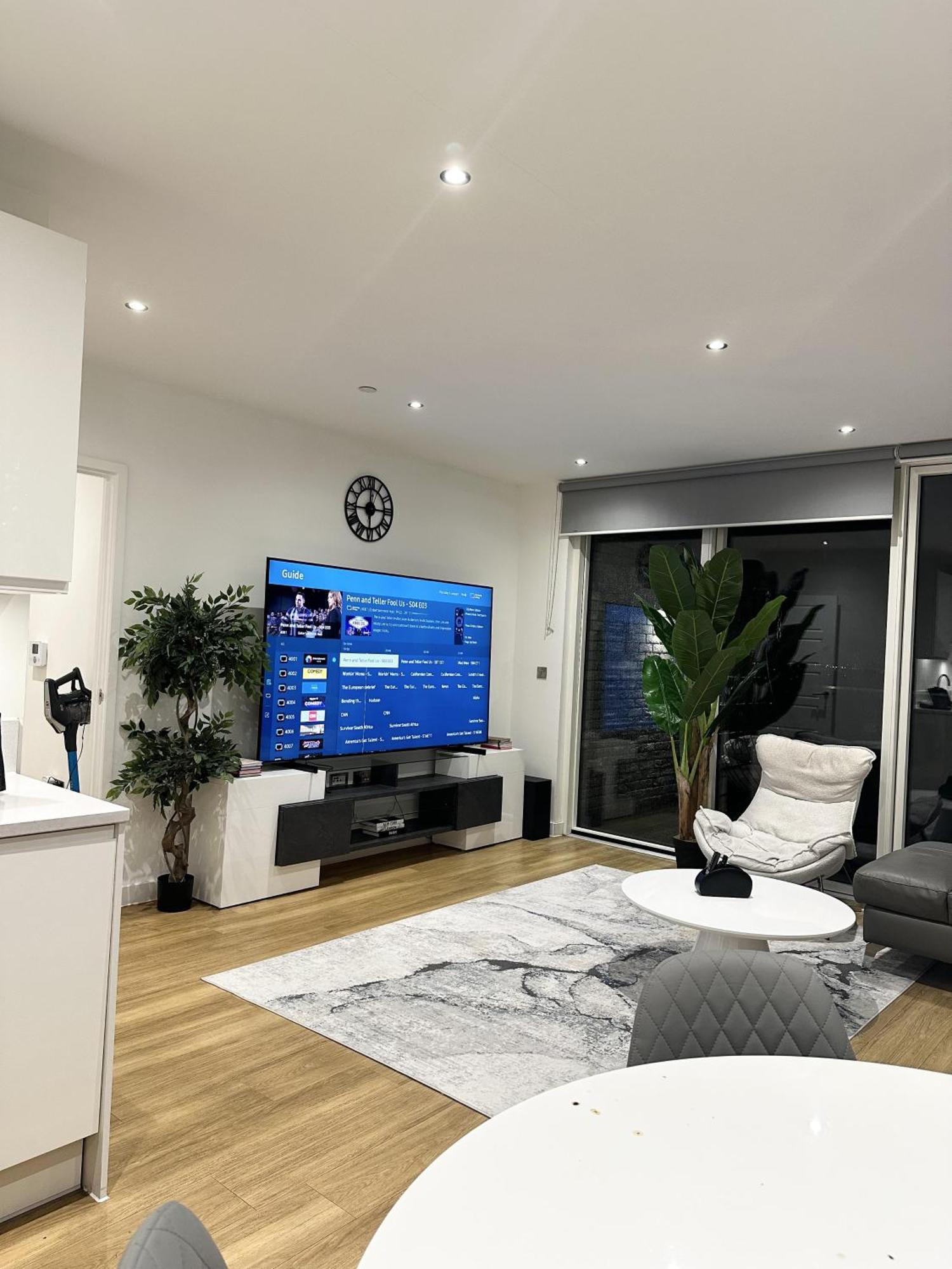 Beautiful 2-bed High Rise In Royal Wharf Appartamento *
