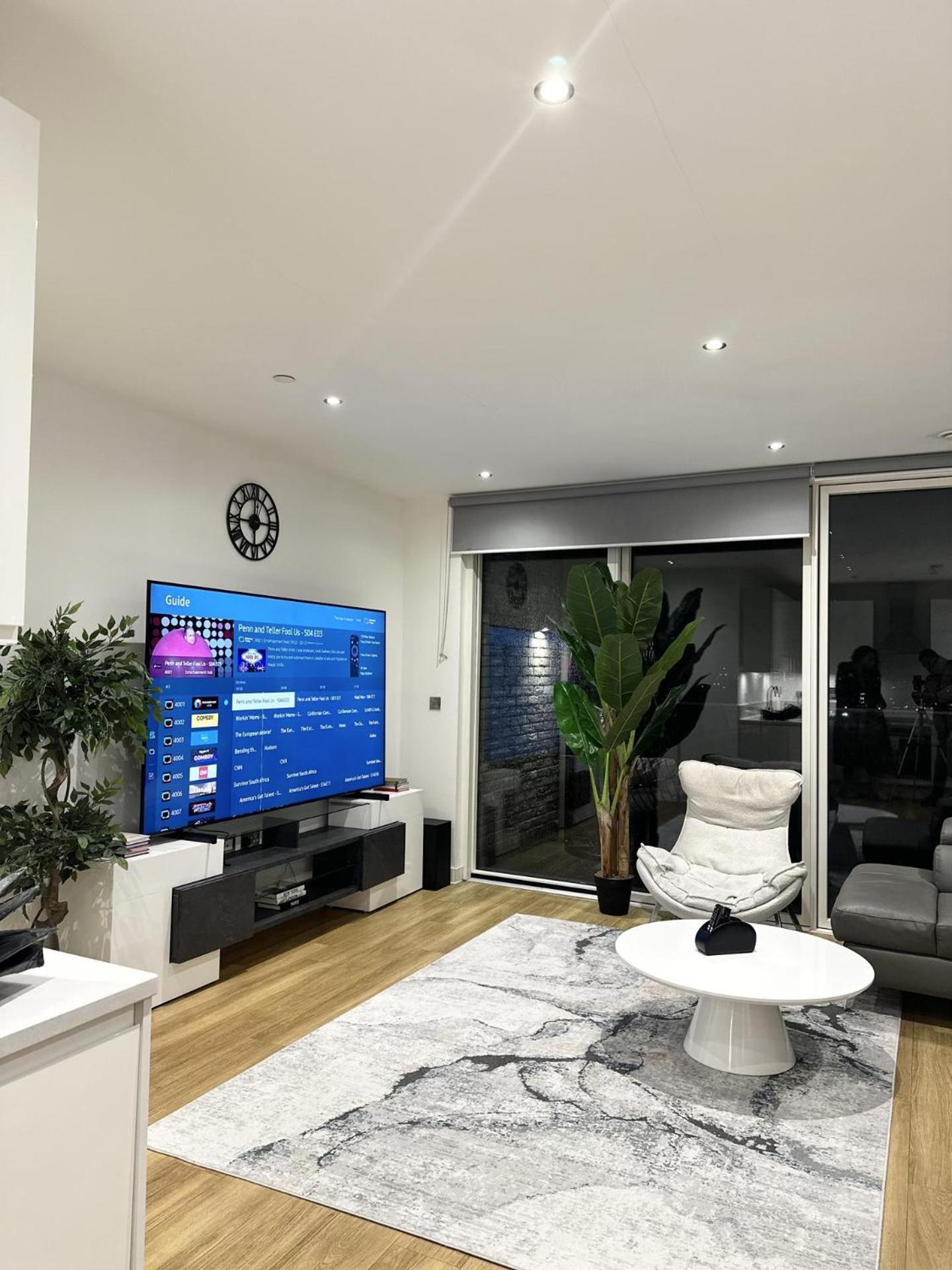Beautiful 2-bed High Rise In Royal Wharf Londra