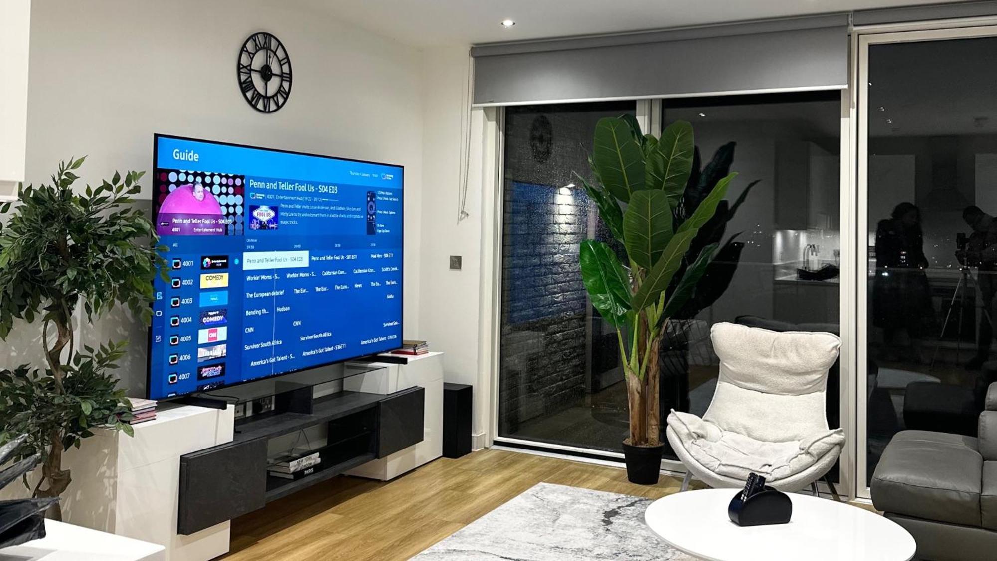 Beautiful 2-bed High Rise In Royal Wharf Appartamento